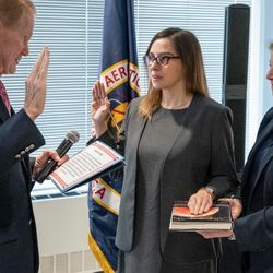 Dr Makenzie Lystrup swears her oath in front of NASA Chief Bill Nelson, Deputy Administrator Pam Melroy, and Carl Sagan. Image credit: NASA/Keegan Barber