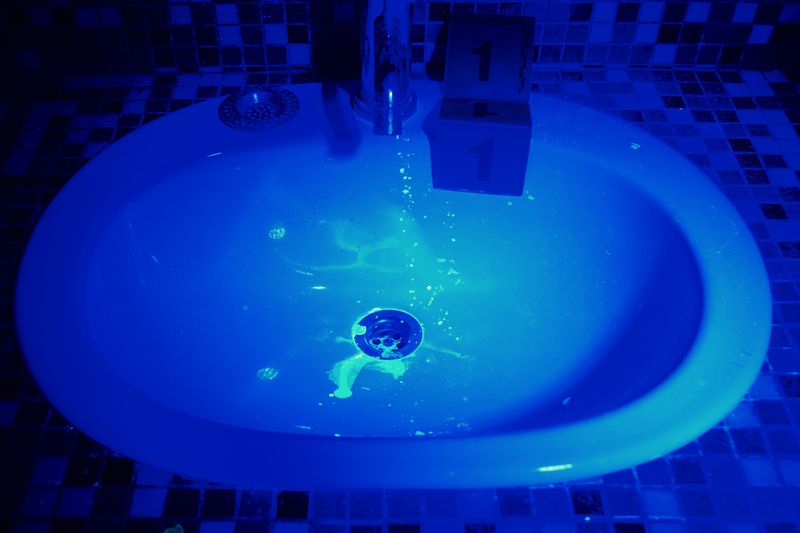 Evidence on place of crime visible under UV light. Blood in sink. Luminol. 