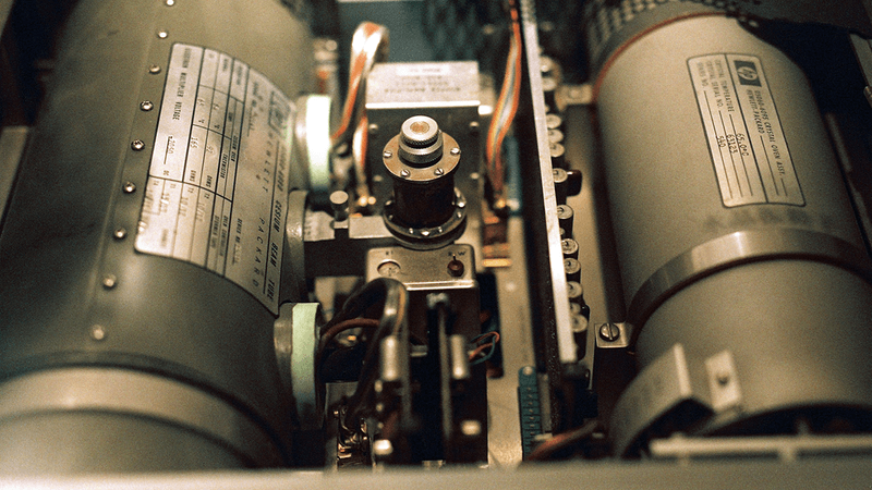 An atomic clock made by Hewlett-Packard.