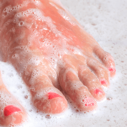 wash feet properly